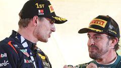Alonso y Verstappen celebran sus resultados en el primer podio del año en Bahréin.