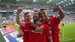 MOENCHENGLADBACH, GERMANY - SEPTEMBER 04: Aaron Martin of 1. FSV Mainz 05 celebrates after scoring his team's first goal with teammates during the Bundesliga match between Borussia Mönchengladbach and 1. FSV Mainz 05 at Borussia-Park on September 4, 2022 in Moenchengladbach, Germany. (Photo by Stefan Brauer/DeFodi Images via Getty Images)
