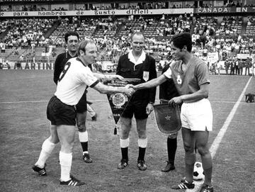 Marruecos disputó su primer Mundial en México en 1970. No superó la primera fase de grupos perdiendo los dos partidos que disputó; ante Alemania Federal (1-2), en la foto, y Perú (0-3). Jugó su primera Copa de África en 1972 sin pasar de la fase de grupos, pero fue campeón unos años después en 1976, primera y última. 