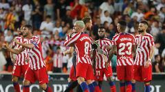 Los futbolistas del Atlético, tras el 0-1 en Valencia