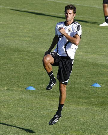 Se estrenó en la última jornada de la 2008-09 de la mano de Juande Ramos en El Sadar. Sólo tuvo esa actuación aunque pasó cuatro años a caballo entre el filial y el primer equipo. 