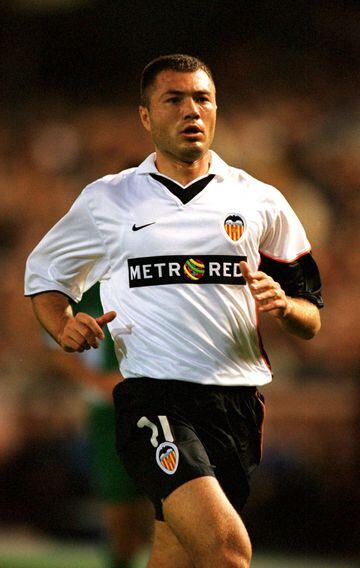 El delantero rumano llegó en la 97/98 procedente del Galatasaray. El Valencia pagó 3,75 millones de euros.