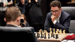 LONDON, ENGLAND - NOVEMBER 09:  Magnus Carlsen, the reigning World Chess Champion (R) and Fabiano Caruana, US Challenger during the First Move Ceremony (Round 1) of the FIDE World Chess Championship Match 2018 on November 9, 2018 in London, England.  (Pho