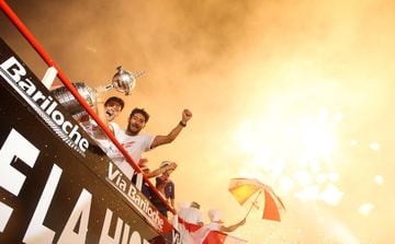 River Plate's Jorge Moreira (L) and Milton Casco celebrate with the Copa Libertadores trophy after beating Boca Juniors in Madrid on December 9, in Buenos Aires, Argentina, 