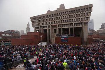 Los aficionados en la plaza del ayuntamiento de Boston donde terminaba el desfile de la victoria de los Patriots.