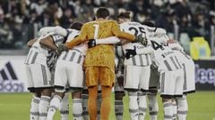 TURIN, ITALY, JANUARY 22:
Juventus players encourage before the start of the Italian Serie A football match between Juventus and Atalanta at the Allianz Stadium in Turin, Italy, on January 22, 2023. Juventus was hit with a 15-point penalty for the current season, for false accounting following an appeal hearing at the Italian football federation (Photo by Riccardo De Luca/Anadolu Agency via Getty Images)