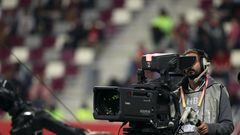 DOHA, QATAR - DECEMBER 21: A TV cameraman during the FIFA Club World Cup Qatar 2019 Third Place Play Off match between Monterrey and Al Halil FC at Khalifa International Stadium on December 21, 2019 in Doha, Qatar. (Photo by Matthew Ashton - AMA/Getty Images)