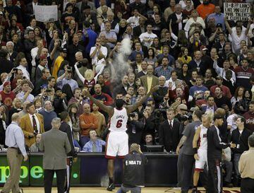 LeBron James, abucheado por el público en su primera visita a Cleveland tras dejar el equipo en 2010 y poner rumbo a Miami Heat