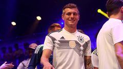 Kroos, jugador del Real Madrid, posa con la nueva camiseta de la selecci&oacute;n alemana. 