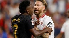 Soccer Football - LaLiga - Sevilla v Real Madrid - Ramon Sanchez Pizjuan, Seville, Spain - October 21, 2023 Real Madrid's Vinicius Junior is held by Sevilla's Sergio Ramos as he clashes with Sevilla players REUTERS/Marcelo Del Pozo     TPX IMAGES OF THE DAY