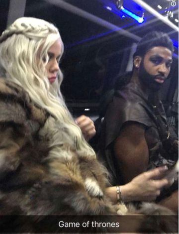 Tristan Thompson, el jugador de los Cleveland Cavaliers de la NBA, con su pareja, la celebrity Khloe Kardashian, disfrazados de los personajes de Juego de Tronos Khal Drogo y Daenerys Targaryen.