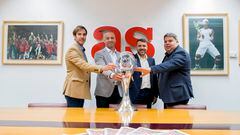El capitán del Palma, Carlos Barrón, el entrenador Antonio Vadillo, el director deportivo José Tirado y el presidente de la Federación de Fútbol Balear, Pep Sansó, posan junto al trofeo de la Champions, durante su visita a AS, el 16 de mayo de 2023.