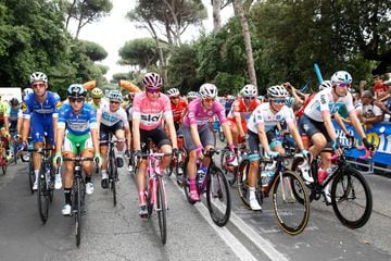 Miguel Ángel López, Christopher Froome, Elia Viviani y Giulio Ciccone lucen las camisetas de ganadores en el Giro. 