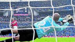 <b>FALLÓ. </b>Ferdinand lanzó el segundo penalti de la tanda del United y Howard paró el balón.