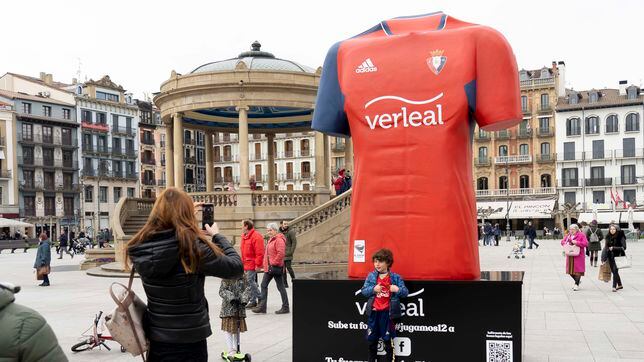 Verleal instala una ‘camiseta’ de Osasuna gigante en la Plaza del Castillo
