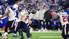 Houston Texans quarterback C.J. Stroud (7) tosses the ball to running back Devin Singletary (26).