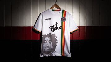 Presentación de la segunda equipación del club irlandés, Bohemian FC, en la que se puede ver la imagen del cantante de reggae jamaicano Bob Marley. 