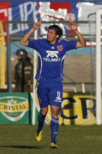 Juan Manuel Olivera dejó un buen recuerdo en los hinchas de Universidad de Chile. A pesar de que su primer paso por los azules fue discreto, volvió en 2009 y fue trascendental para el título que logró el elenco universitario aquel año.