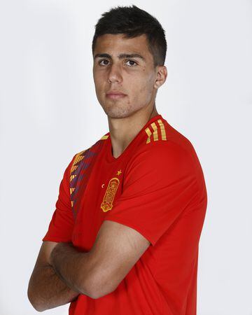 En marzo de 2018 fue convocado por la Selección Española de fútbol para disputar dos amistosos contra las selecciones de Alemania y Argentina.
Siendo el futbolista del Villarreal más joven en debutar con la Selección.
