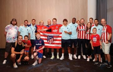 Encuentro de varios miembros de la peña del Atlético en Noruega con Koke, De Paul, Giménez, Kondogbia y João en la visita rojiblanca al país.