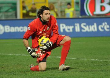 El portero nacido en Nuoro es canterano del conjunto italaiano. Actualmente se encuentra defendiendo la porteria del Torino.