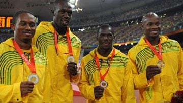 El relevo de Jamaica del 4x100 formado por Usain Bolt, Asafa Powell, Nesta Carter y Michael Frater posan con la medalla de oro de campeones ol&iacute;mpicos en Pek&iacute;n 2008.