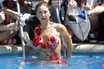 La modelo Nicole Moreno, más conocida como Luli Love, realiza el tradicional piscinazo como reina del Festival de la Canción de Viña del Mar en la piscina del hotel O'Higgins.