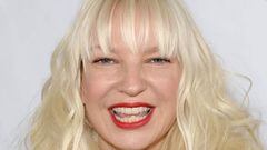 La cantante Sia revela que adoptó a dos jóvenes de 18 años el año pasado