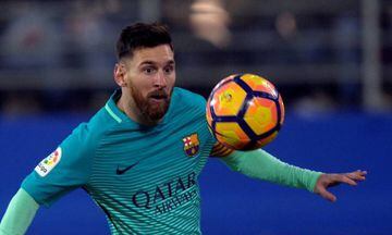 Barcelona's Lionel Messi eyes the ball versus Eibar.