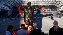 Soccer Football - Champions League - Group E - Liverpool v FC Salzburg - Anfield, Liverpool, Britain - October 2, 2019  Fans pose for a photograph with the Bill Shankly statue outside the stadium before the match   Action Images via Reuters/Jason Cairnduf