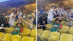Joven se duerme en partido de beisbol y sus amigos arman torre de latas sobre su cabeza