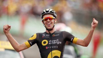 Calmejane celebra la victoria en la octava etapa del Tour de Francia 2017.