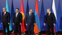 YEREVAN, ARMENIA - NOVEMBER 23: (RUSSIA OUT) L-R: Kazakh President Kassym-Jomart Tokayev, Kyrgyz President Sadyr Japarov, Russian President Vladimir Putin, Armenian Prime Minister Nikol Pashinyan pose for a group photo during the welcoming ceremony on November 23, 2022 in Yerevan, Armenia. Leaders of Russia, Armenia, Belarus, Kazakhstan, Kyrgyzstan and Tajikistan have arrived to Yerevan to participate in the Summit of CSTO (Collective Security Treaty Organisation). (Photo by Contributor/Getty Images)