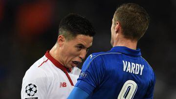 Nasri, encar&aacute;ndose con Vardy en el encuentro entre el Leicester y el Sevilla.