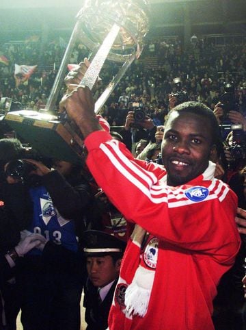 Samuel Osei Kuffour se redimió de sus penas con el Bayern de Múnich al marcar el único gol de la final de la Copa Intercontinental en 2001. El defensa ghanés aprovechó una serie de rechaces en e, área de Boca Juniors para marcar el gol que definiría la fi