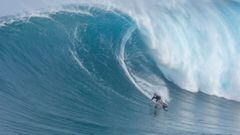 Kai Lenny surfeando Jaws (Pe&#039;ahi, Maui, Haw&aacute;i) en Nochebuena del 2022. 