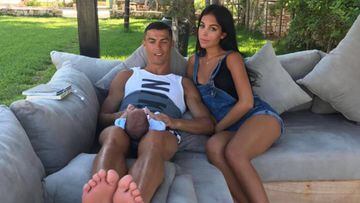 Cristiano Ronaldo con Georgina Rodríguez y uno de sus mellizos en sus vacaciones en Ibiza