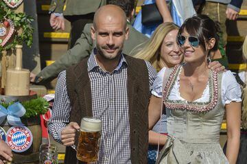 En Alemania, la cerveza es fundamental en la cultura social. Es, de facto, la bebida nacional. El Oktoberfest, el festival anual de la cerveza en Múnich, aglutina a un aproximadamente de 3 millones de personas y cuenta con la participación del Bayern Múnich. Es una tradición que la plantilla completa rente uno de los establecimientos durante la última tarde del festejo y, acompañados de sus familiares, disfrutan de las atracciones, la música y, por supuesto, los tarros de a litro.