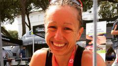 La triatleta alemana Julia Viellehner posa tras concluir un triatl&oacute;n.
