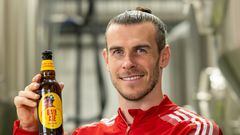 El jugador del LAFC presentó su marca de cerveza la cual rinde homenaje a la clasificación de Gales a un Mundial por primera vez en 64 años.