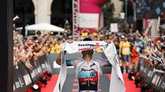 Eneko Llanos cruza la meta tras ganar en la Ironman de Vitoria