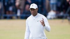 ST ANDREWS, SCOTLAND - JULY 15: Tiger Woods acknowledges the crowd at the 18th green during Day Two of The 150th Open at St Andrews Old Course on July 15, 2022 in St Andrews, Scotland. (Photo by Ross Parker/SNS Group via Getty Images)