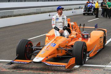 Alonso termina su primera participación en la Indy 500 rompiendo su motor Honda a falta de 30 vueltas y cuando tenía opción de victoria. 