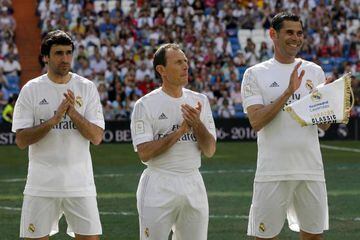 Raúl with fellow legends Emilio Butragueño and Fernando Hierro ahead of the game.