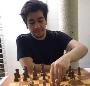 Cristóbal Henríquez jugando ajedrez.
