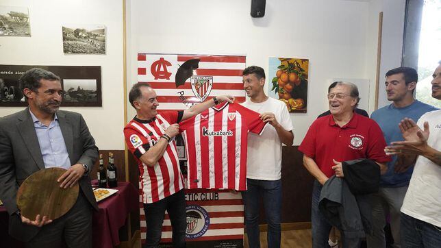Vesga inaugura su Peña del Athletic en su Vitoria natal