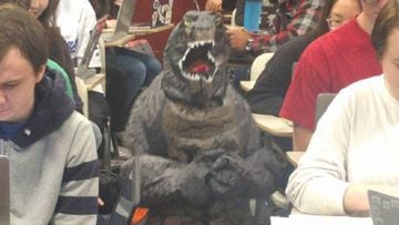 Una profesora sorprende a sus alumnos trayendo a clase a su hijo vestido de Godzilla