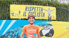 El ciclista español del Euskaltel-Euskadi Luis Ángel Maté posa en el cartel y mural de recuerdo a Michele Scarponi en Filottrano.