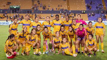 Jugadoras de Tigres Femenil celebran el triunfo de esta noche ante León.