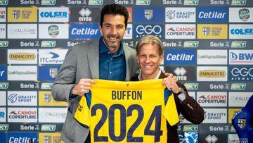Gianluigi Buffon, jugador del Parma, posa con la camiseta de su renovaci&oacute;n hasta 2024.